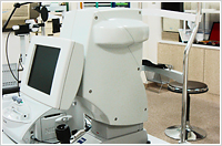 写真:手術前検査で人工水晶体の度数を測定する機器